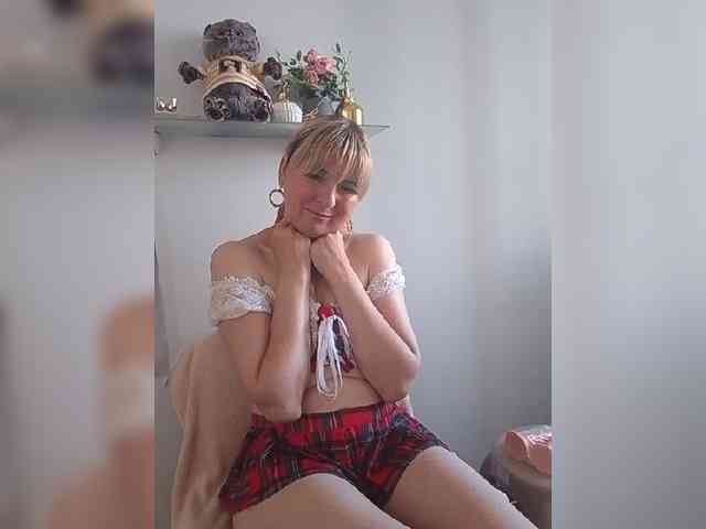 Lady_in_Red webcam