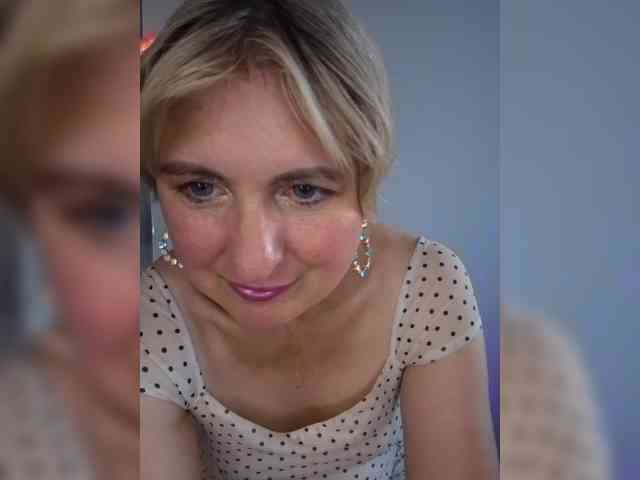 Lady_in_Red webcam