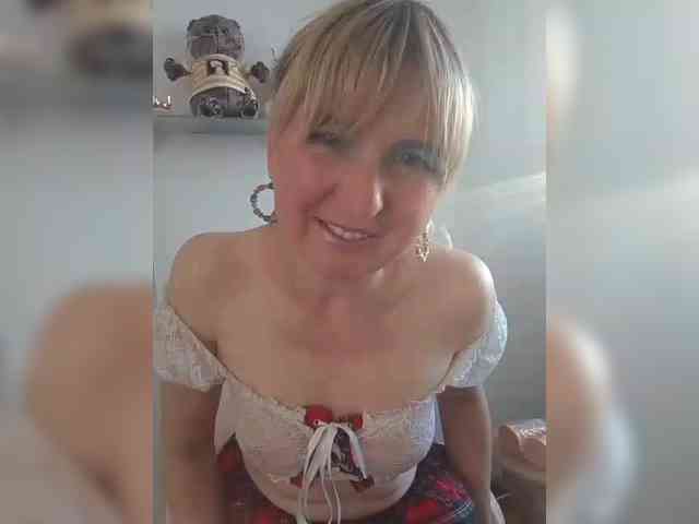 Lady_in_Red webcam