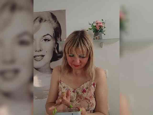 Lady_in_Red webcam