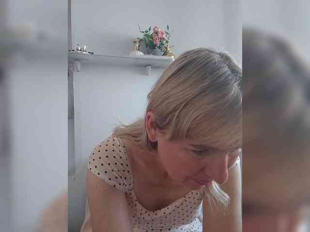 Lady_in_Red webcam