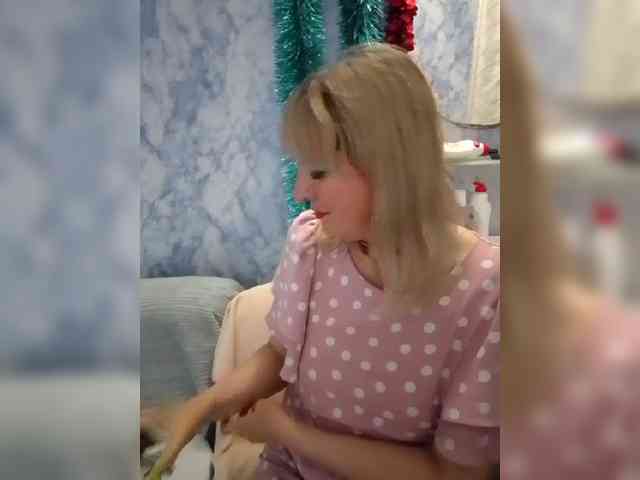 Lady_in_Red webcam