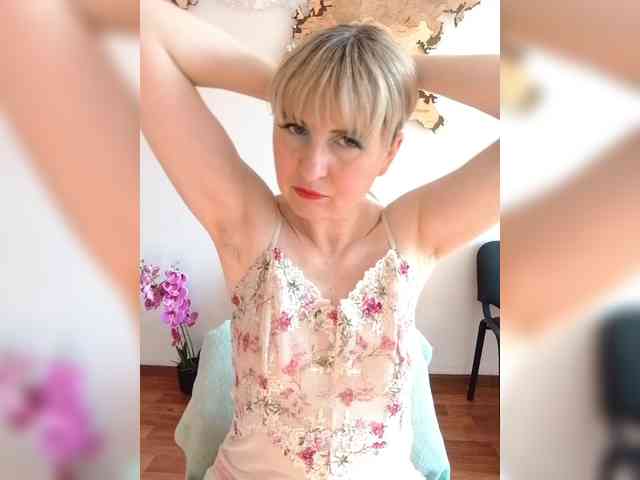 Lady_in_Red webcam