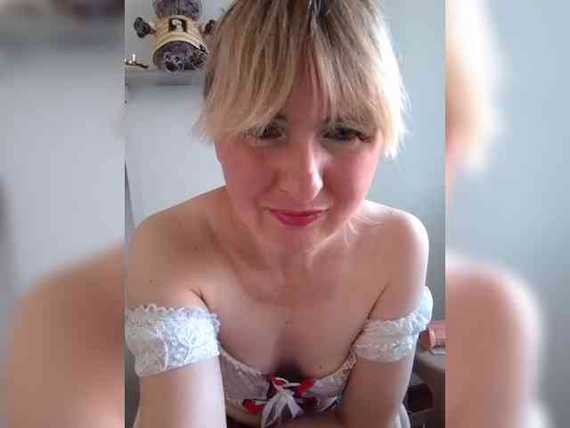 Lady_in_Red webcam