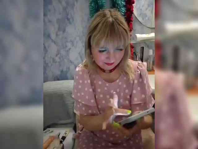 Lady_in_Red webcam