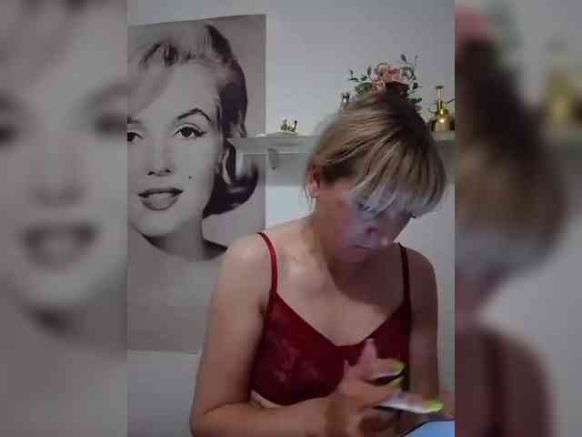 Lady_in_Red webcam