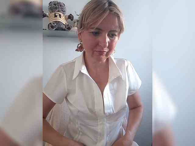 Lady_in_Red webcam