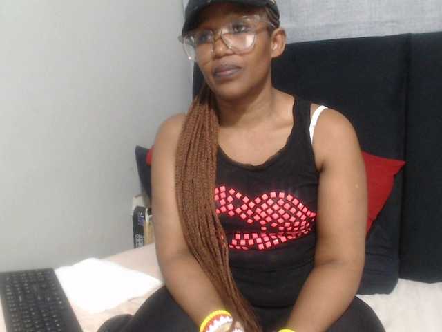 Sheila80 live cam on BongaCams