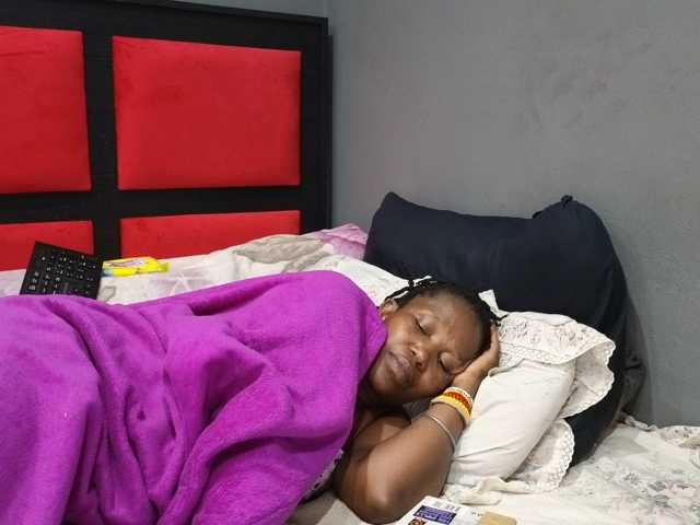 le modèle Sheila80 est en webcam porno dans un show sur le site bongacams, il possède les tags suivants: Ebony,Brunette,Hairy