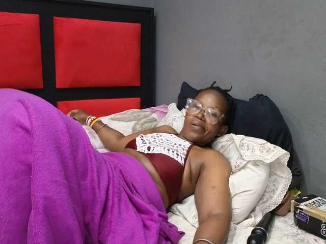 Sheila80 live cam on BongaCams