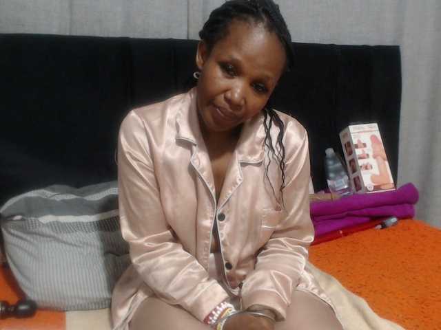 Sheila80 live cam on BongaCams