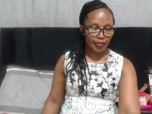 le modèle Sheila80 est en webcam porno dans un show sur le site bongacams, il possède les tags suivants: Ebony,Brunette,Hairy