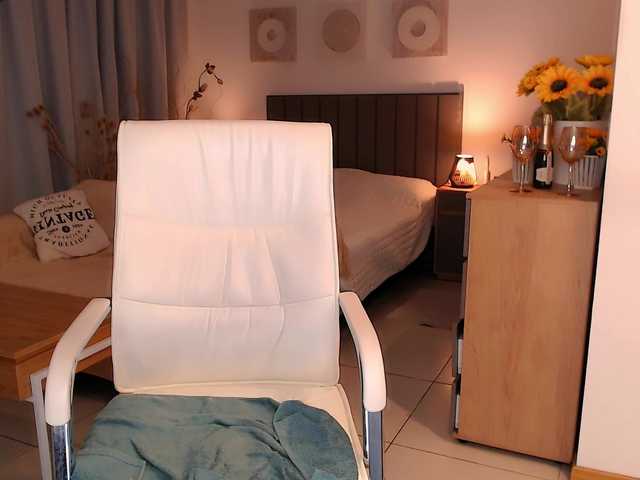 Tilly-Eliot's BongaCams show and profile