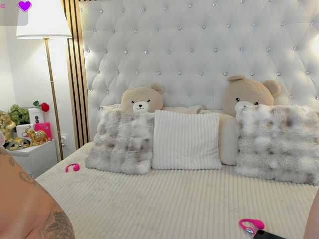 Sarawhitee live cam on BongaCams
