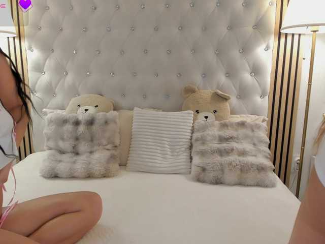 Sarawhitee's BongaCams show and profile