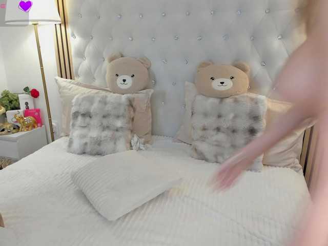 Sarawhitee live webcam show