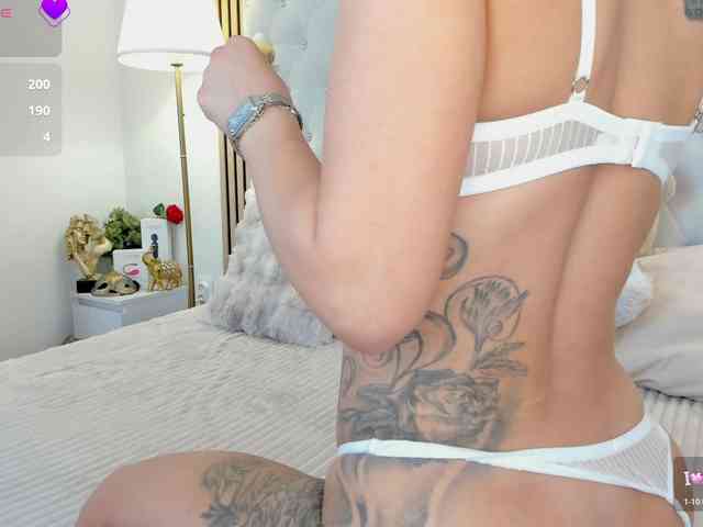 Sarawhitee Live Webcam on BongaCams