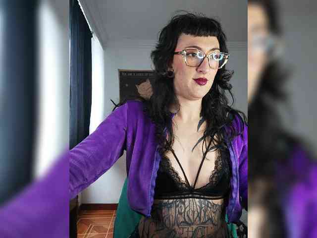 Modella: Inked-Val