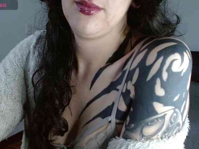 Modella: Inked-Val