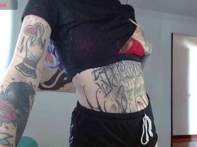 Modella: Inked-Val