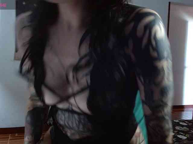 Modella: Inked-Val