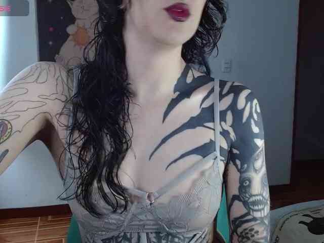 Modella: Inked-Val