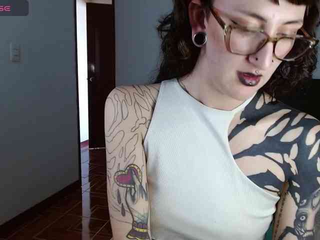 Modella: Inked-Val