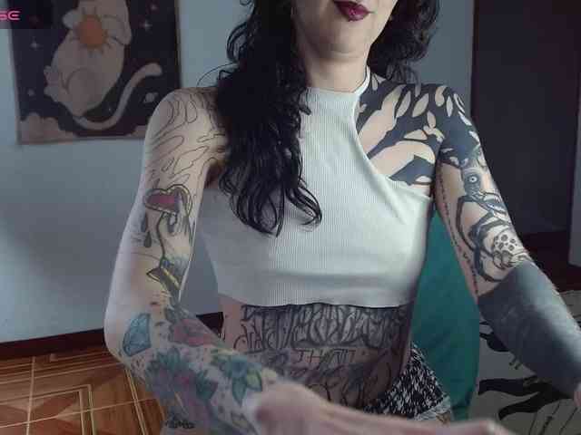Modella: Inked-Val
