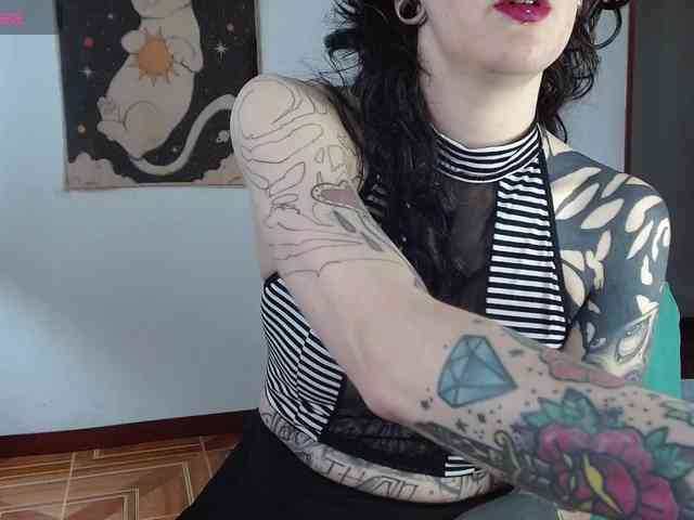 Modella: Inked-Val