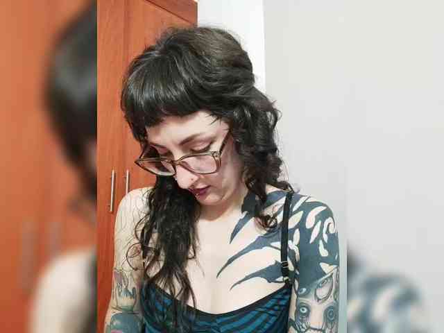 Modella: Inked-Val