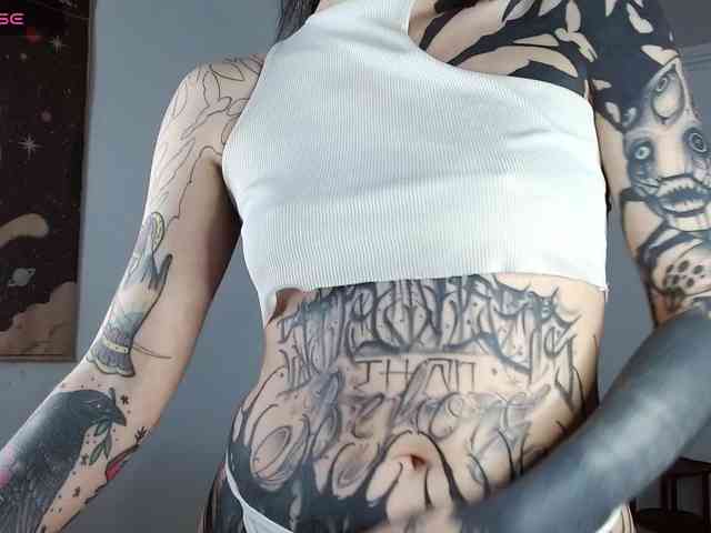 Modella: Inked-Val
