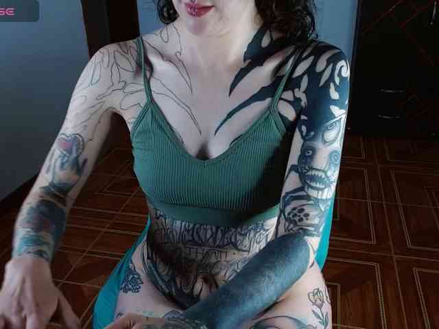Modella: Inked-Val