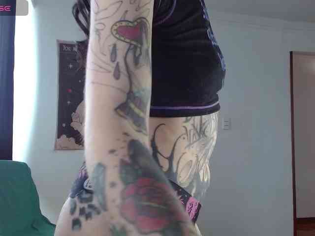 Modella: Inked-Val