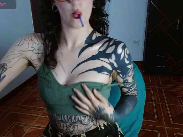 Modella: Inked-Val