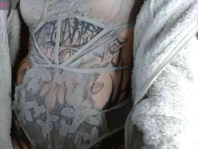 Modella: Inked-Val