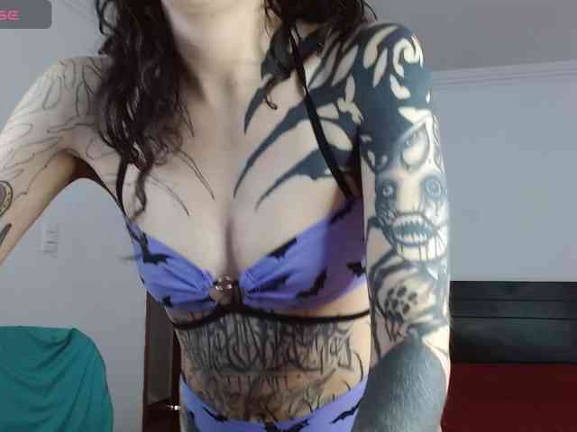 Modella: Inked-Val