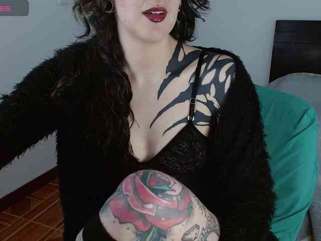Modella: Inked-Val