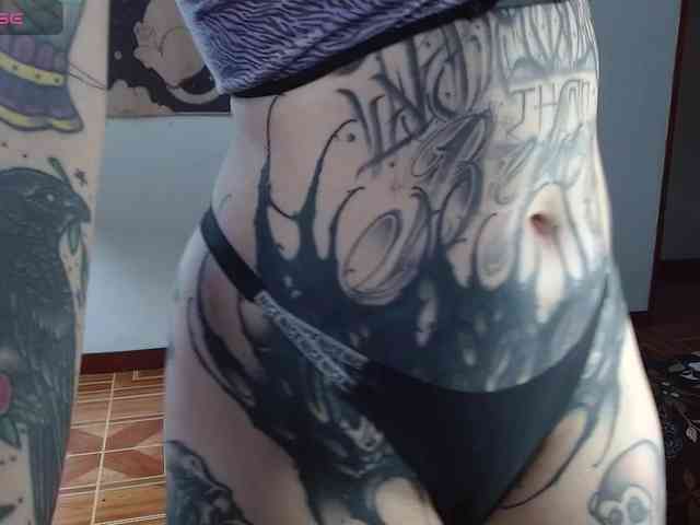 Modella: Inked-Val