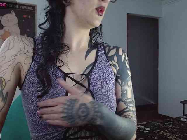 Modella: Inked-Val