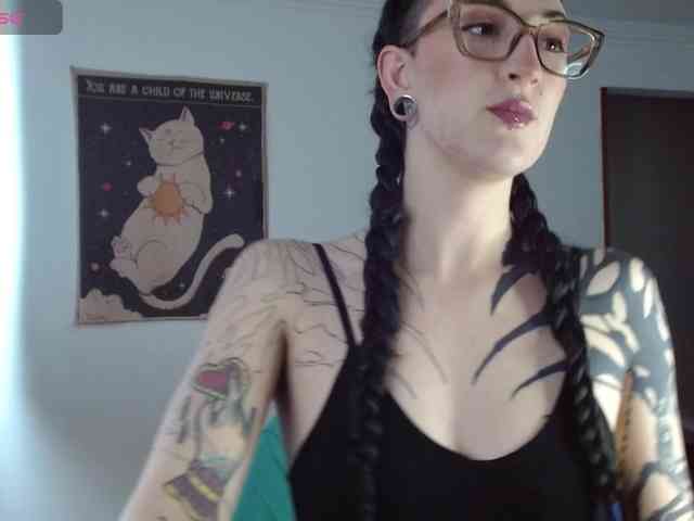 Modella: Inked-Val