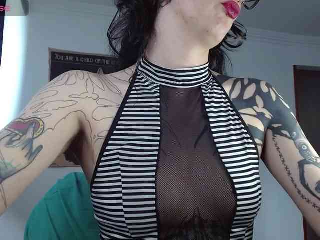 Modella: Inked-Val