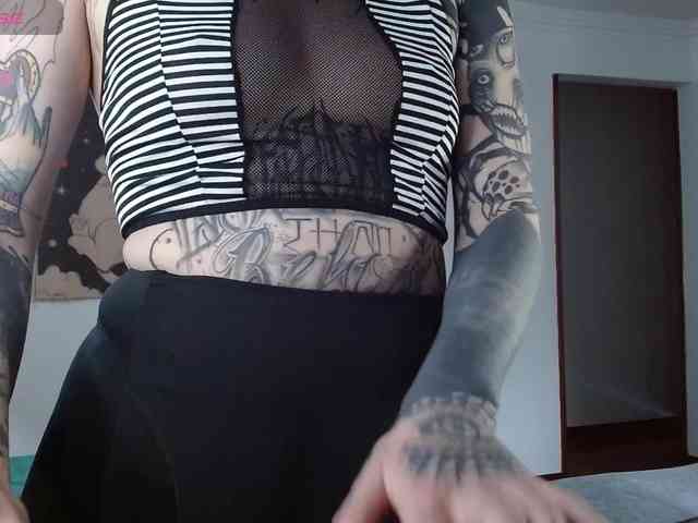 Modella: Inked-Val