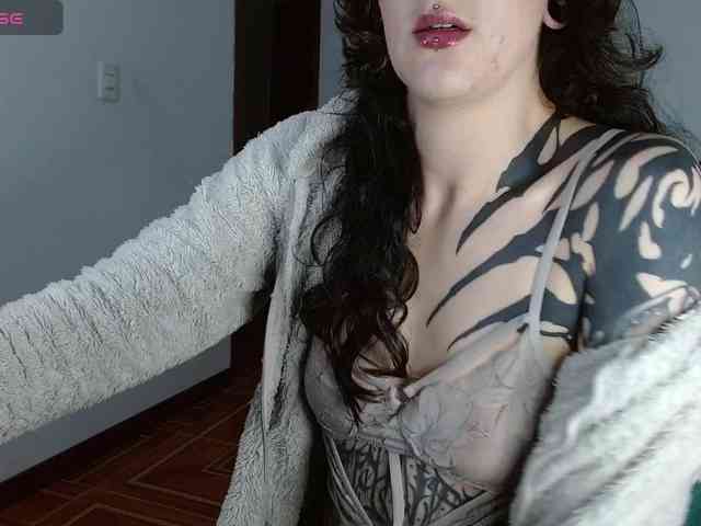 Modella: Inked-Val