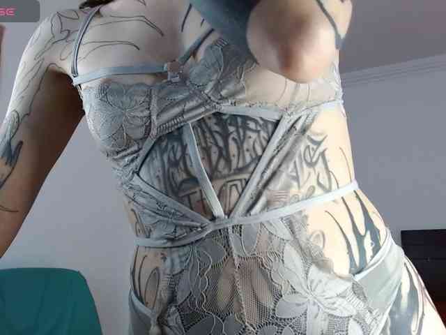 Modella: Inked-Val
