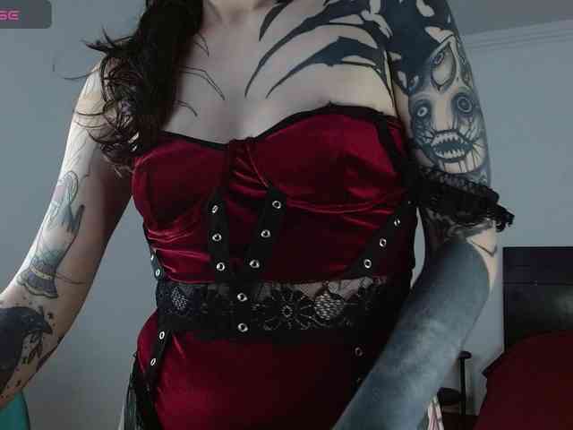 Modella: Inked-Val