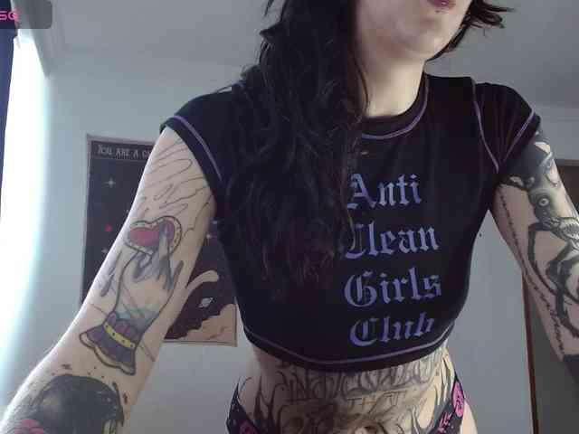 Modella: Inked-Val
