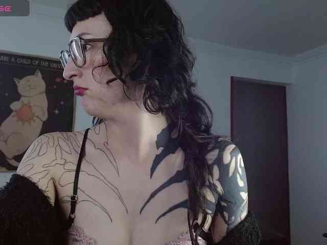 Modella: Inked-Val