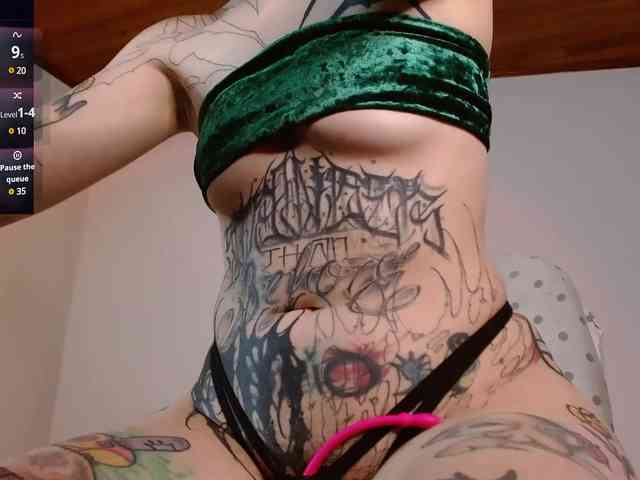 Modella: Inked-Val