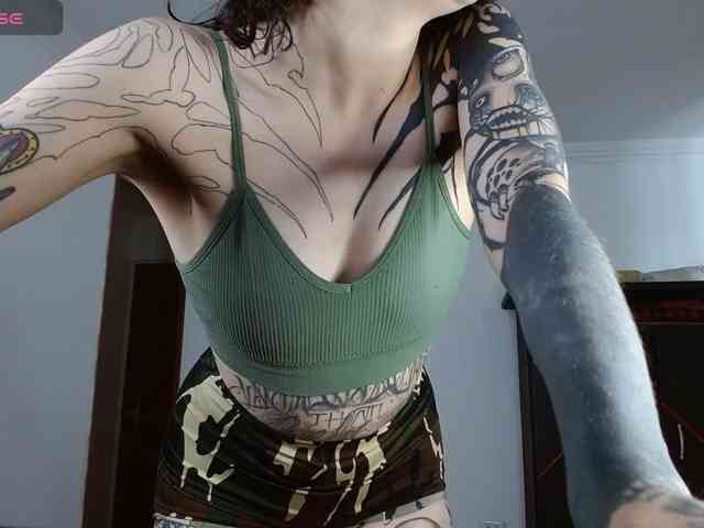 Modella: Inked-Val