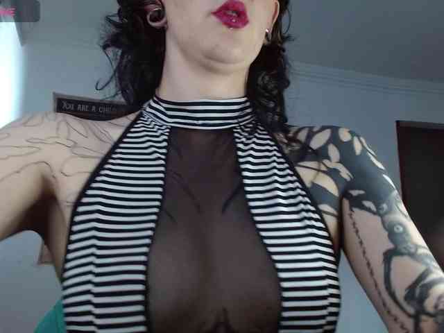 Modella: Inked-Val